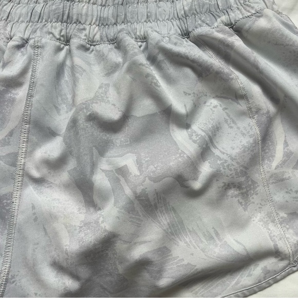 Lululemon Hotty Hot 2.5” Shorts - Picture 3 of 4